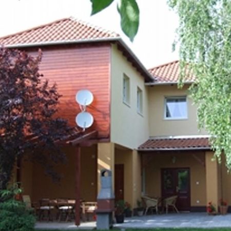 Ilona Apartmanhaz Komárom Zewnętrze zdjęcie