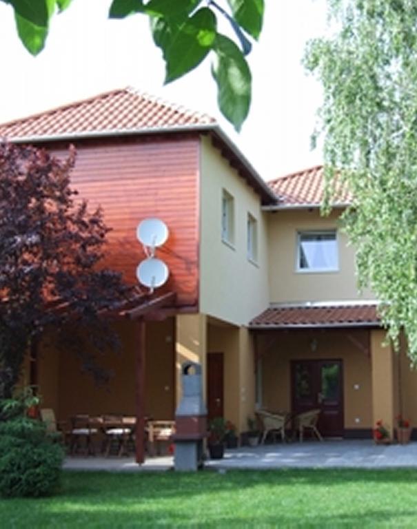 Ilona Apartmanhaz Komárom Zewnętrze zdjęcie